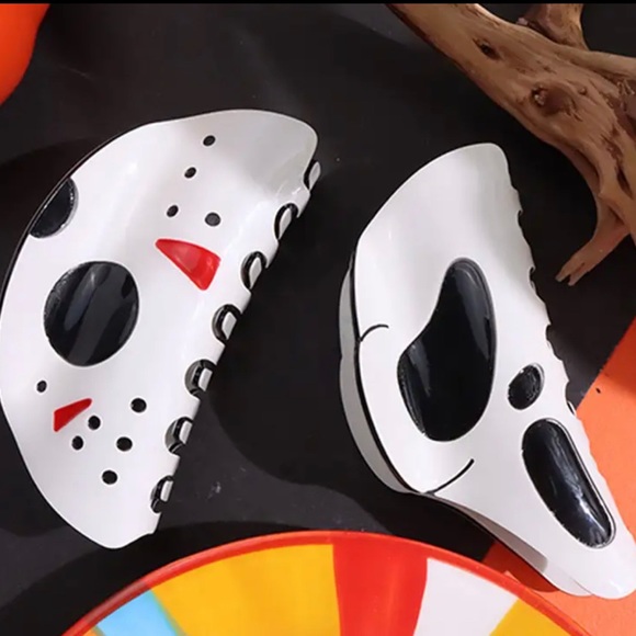 🔪 Friday The 13th Jason VorHees Face Mask Acrylic Acetate Hair Clip - Picture 3 of 5